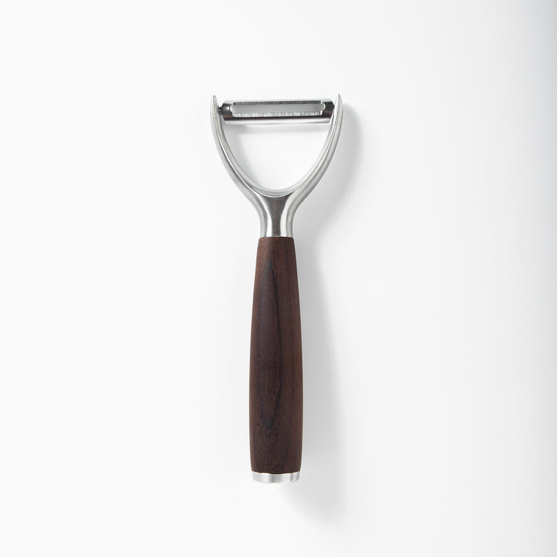 Sur La Table Kitchen Essentials - Pelador en Y de acero inoxidable - Mango de madera de nogal lacado mate - Tarjeta de presentación