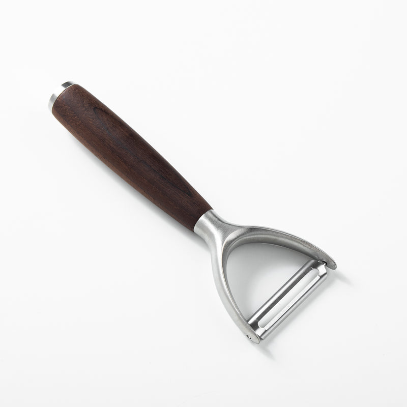 Sur La Table Kitchen Essentials - Pelador en Y de acero inoxidable - Mango de madera de nogal lacado mate - Tarjeta de presentación