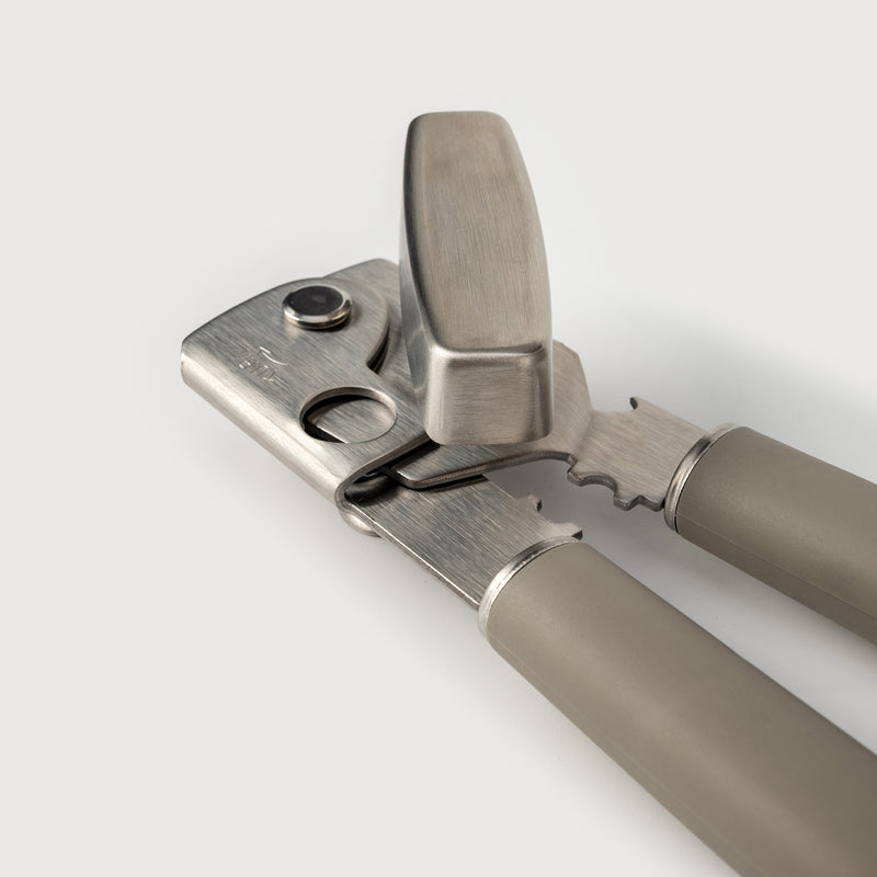 Abrelatas de acero inoxidable Calphalon Edge - Abierto con tarjeta de cierre