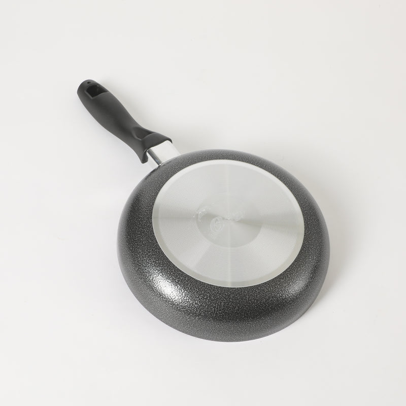 Sartén de aluminio Oster Clairborne de 8" - Gris carbón - Antiadherente - Exterior martillado - Revestimiento de color - Mango de baquelita - Funda de color