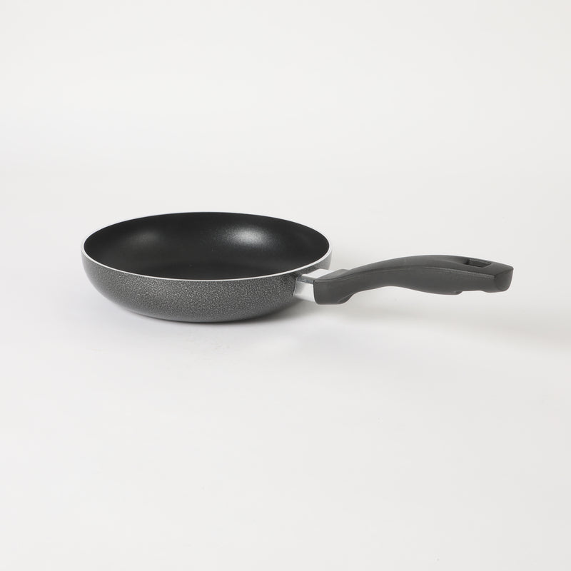 Sartén de aluminio Oster Clairborne de 8" - Gris carbón - Antiadherente - Exterior martillado - Revestimiento de color - Mango de baquelita - Funda de color