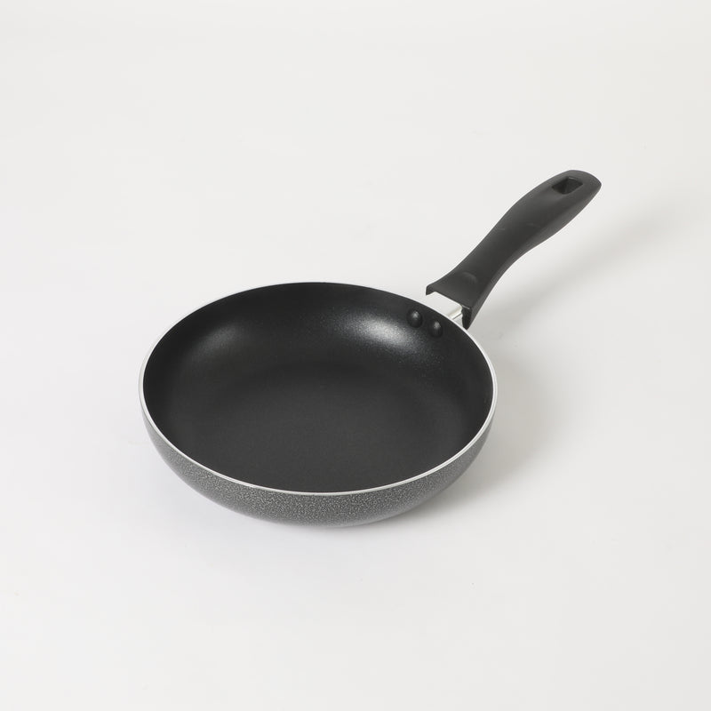Sartén de aluminio Oster Clairborne de 8" - Gris carbón - Antiadherente - Exterior martillado - Revestimiento de color - Mango de baquelita - Funda de color