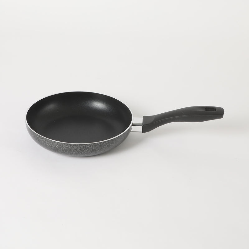 Sartén de aluminio Oster Clairborne de 8" - Gris carbón - Antiadherente - Exterior martillado - Revestimiento de color - Mango de baquelita - Funda de color
